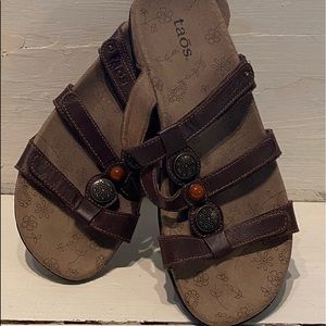 NWOT Taos "prize" sandals size 8
